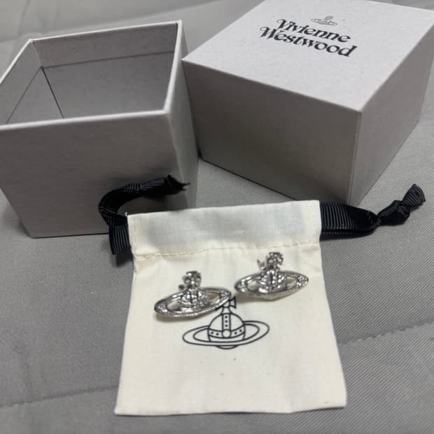 정품_ 미사용 비비안 웨스트 우드 미니 바스 릴리프 귀걸이 