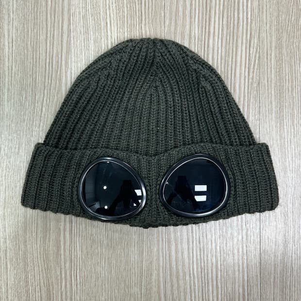 c.p. company 비니 카키