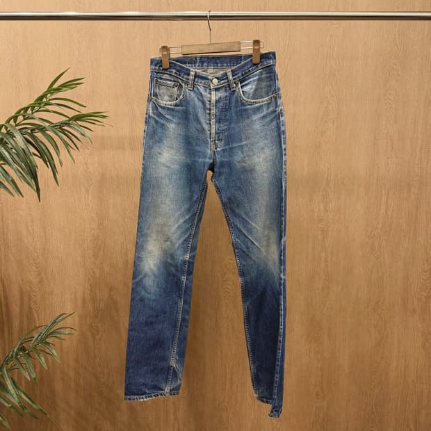 리바이스 워싱 데님 팬츠 로고 탭 버튼 클로징 디테일 레귤러핏 중청