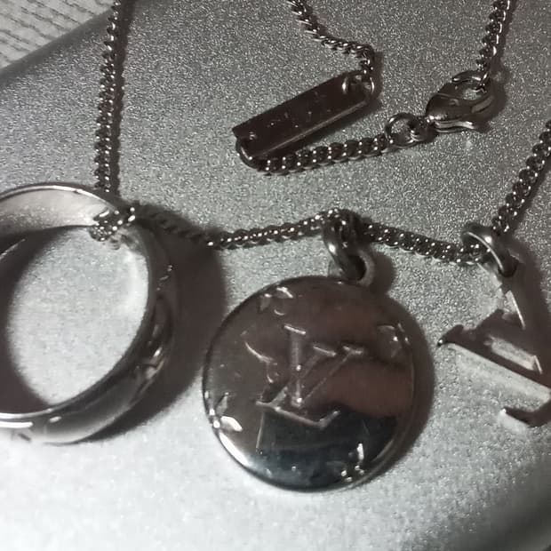 루이비통 모노그램 참 목걸이