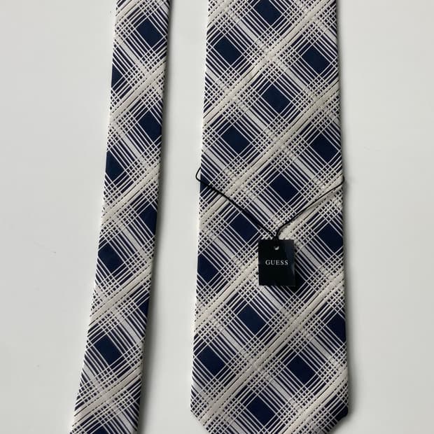 게스 넥타이
