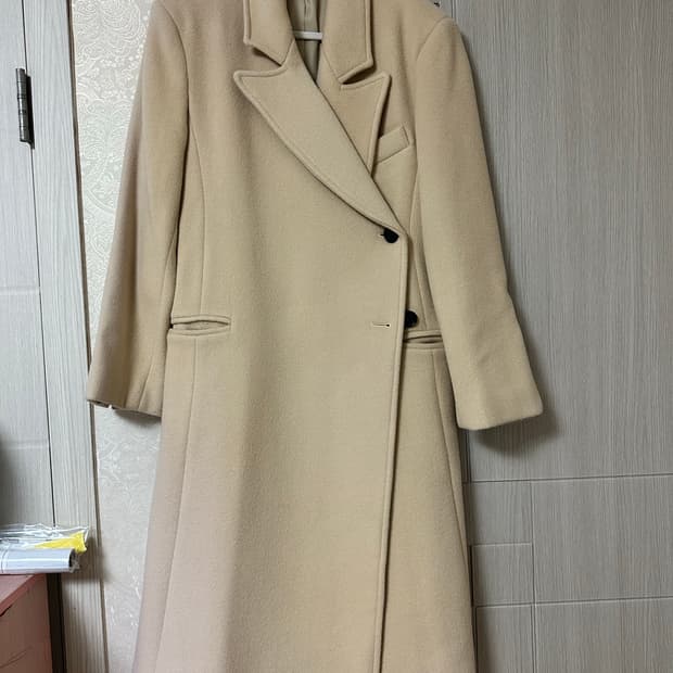 버터색 코트입니다