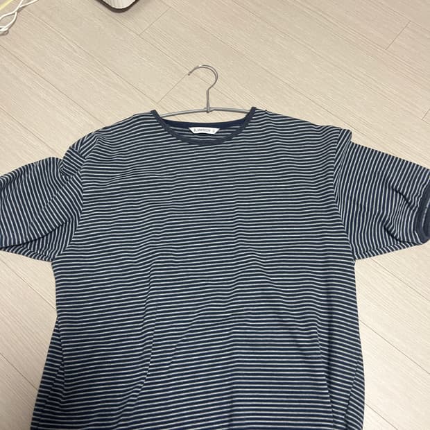 블랭크룸 펜슬 스트라이프 하프 티