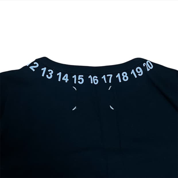 Maison Margiela 시그니처 넘버링 티셔츠 블랙