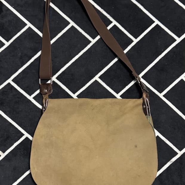 리얼 스웨이드 크로스백