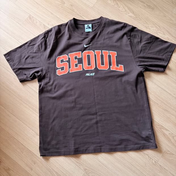 팔라스 x 나이키 서울 티셔츠 브라운