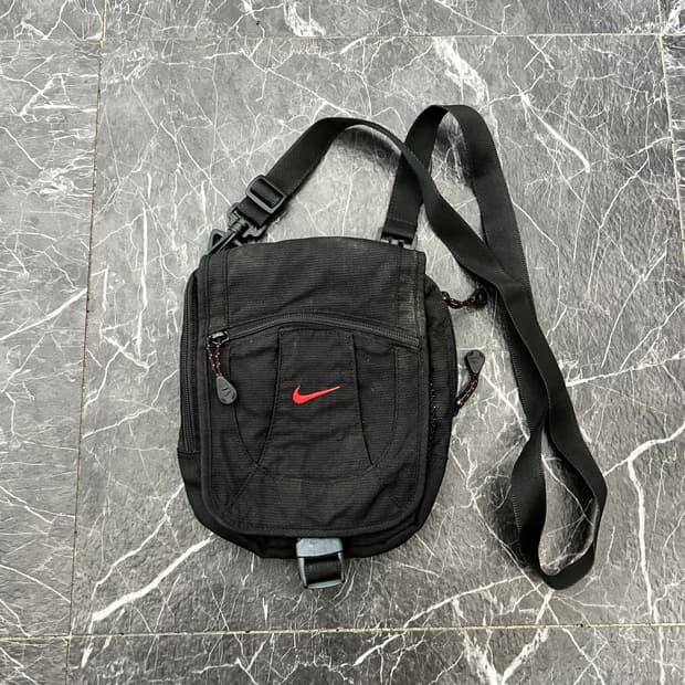 나이키 스우시 미니백 블랙
