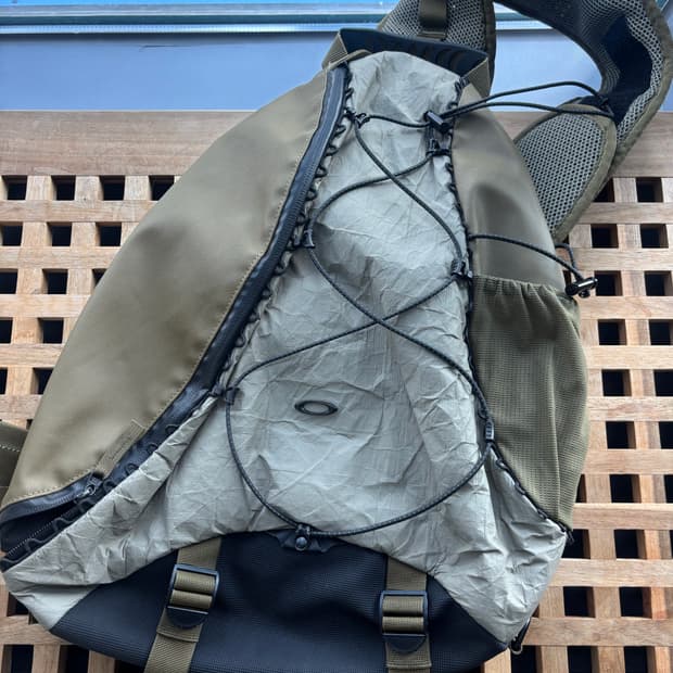 오클리 래태튜드 슬링백