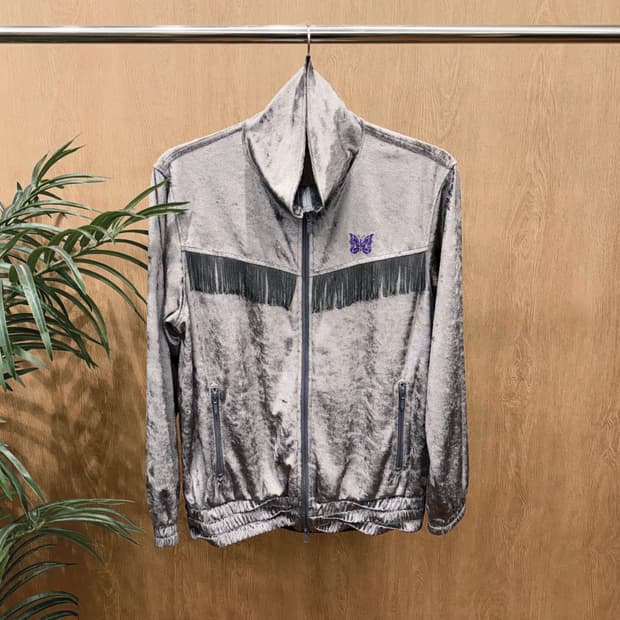 니들스 벨벳 트랙 자켓 프린지 장식 버터플라이 로고 자수 디테일 그레이