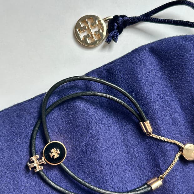 토리버치 키라 에나멜 슬라이더 팔찌