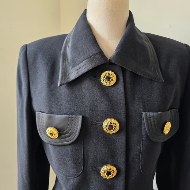 블랙 새틴 배색 금장 버튼 자켓