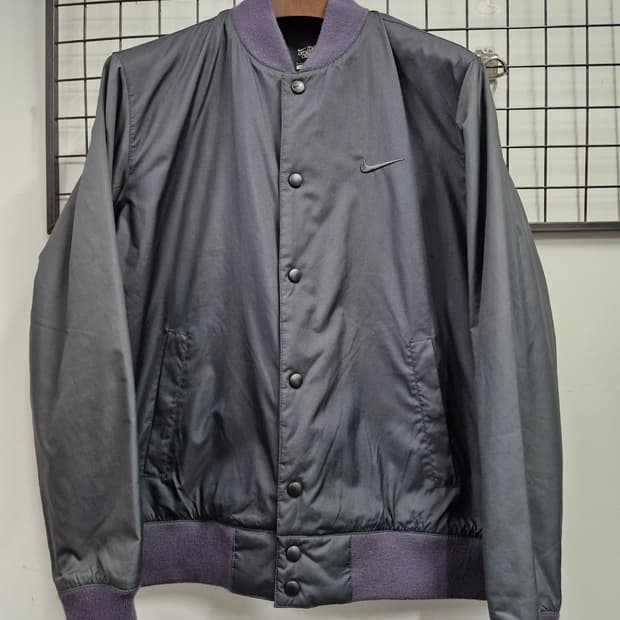 100L 나이키 솔로스우시 블랙 봄버 자켓.