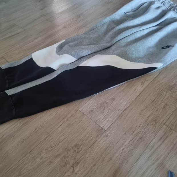 나이키 스우시 조거.  M