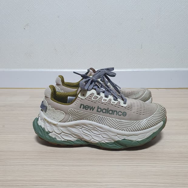 뉴발란스 프레쉬폼 모어 v3 트레일러닝화 260