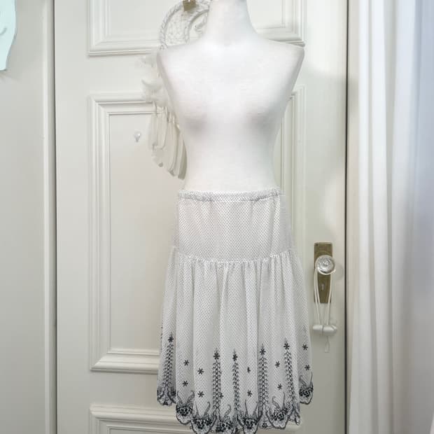 white dot embroidery point midi skirt