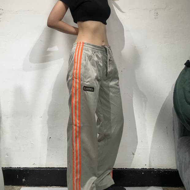아디다스 카키 와이드 오렌지 사이드 라인 팬츠 S