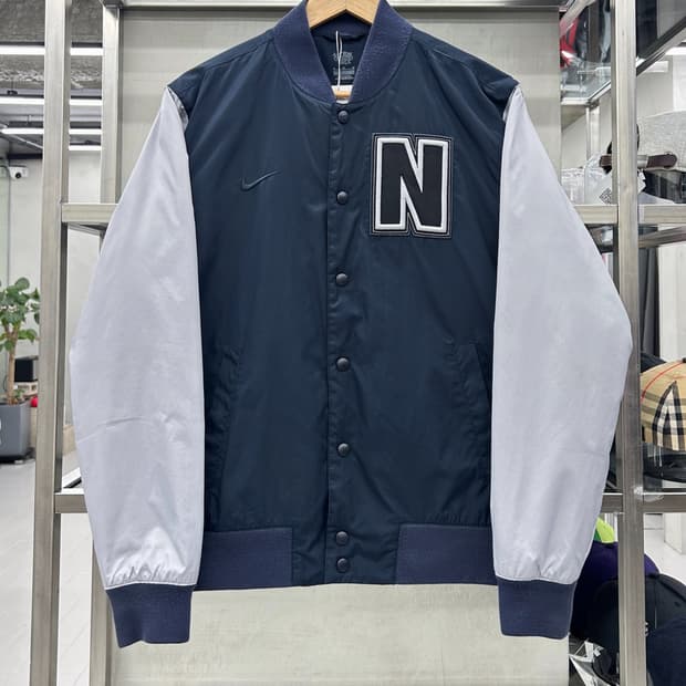 나이키 스우시 엠브로이더리 폴리쉘 바시티 자켓 점퍼