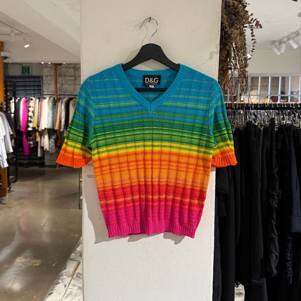 돌체앤가바나 레인보우 스트라이프 브이넥 하프 니트