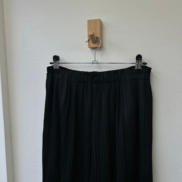 플리츠플리즈 블랙 팬츠