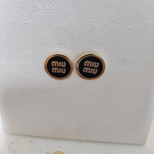 미우미우 업사이클링 블랙 코인 귀걸이