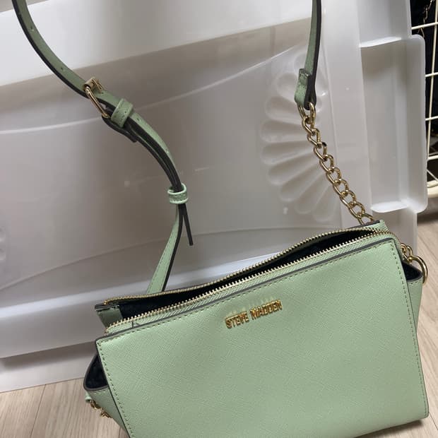 Steve Madden 민트 크로스백 — 거의 새것 판매해요