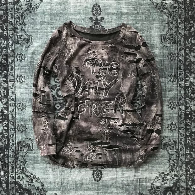 y2k 00s 그런지 레터링 큐빅 스터드 롱슬리브