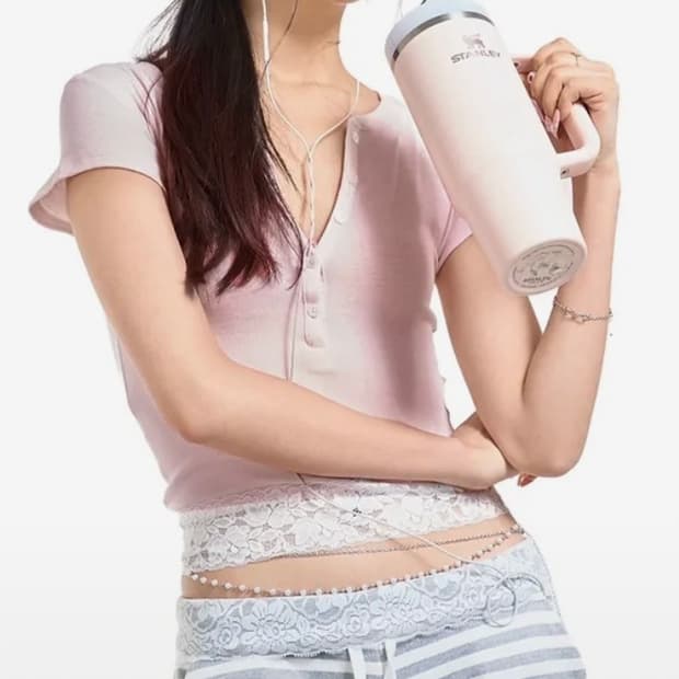 포어링 Baby powder lace tee