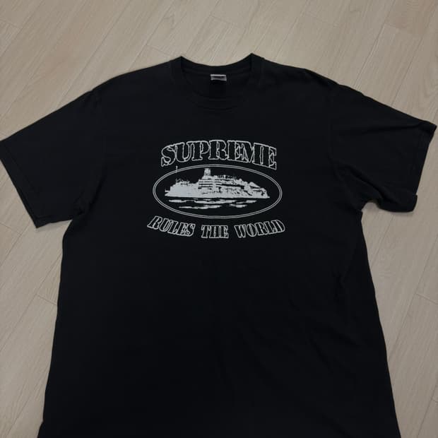 슈프림 x 코르테이즈 룰즈 더 월드 티셔츠 블랙 - 23FW XL