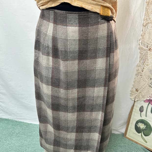 check wool button skirt