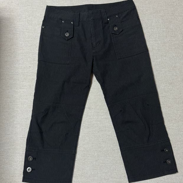 스트라이프 버튼 카프리 팬츠