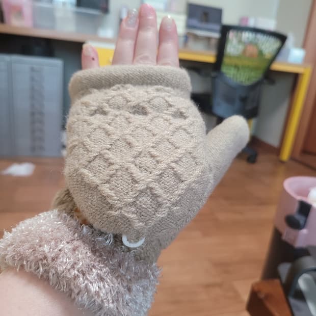 따뜻한 퀼팅 퍼 니트 핑거리스 장갑 베이지