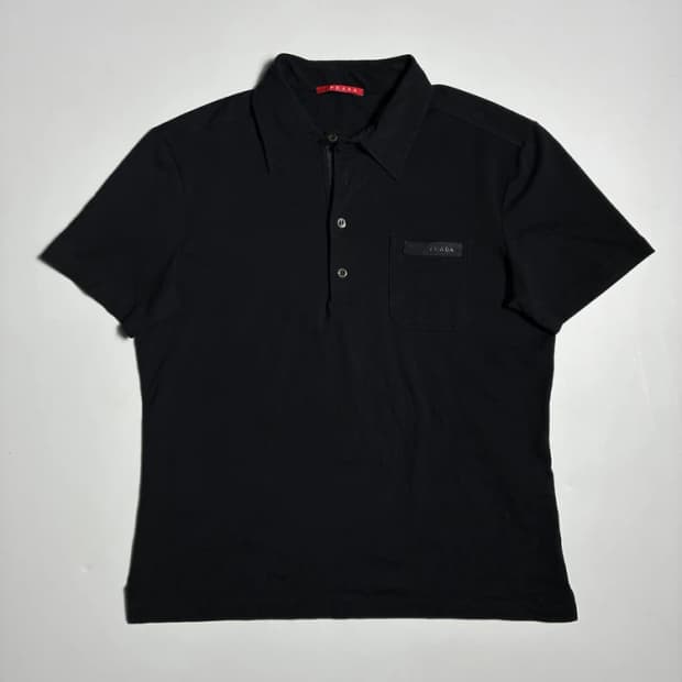 프라다 PRADA 포켓 로고 블랙 반팔 카라 티셔츠 R2877