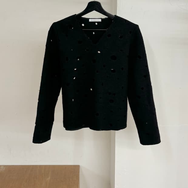 제이더블유앤더슨 블랙 디스트로이드 니트