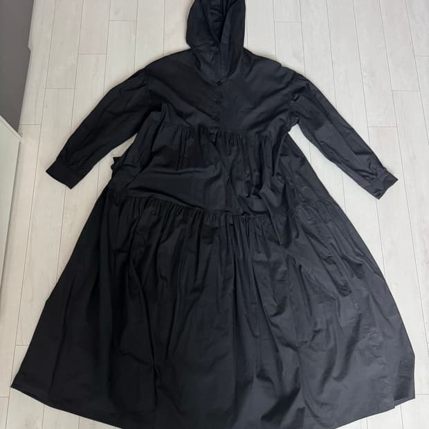블랙 엠파이어 롱 슬리브 후드 드레스