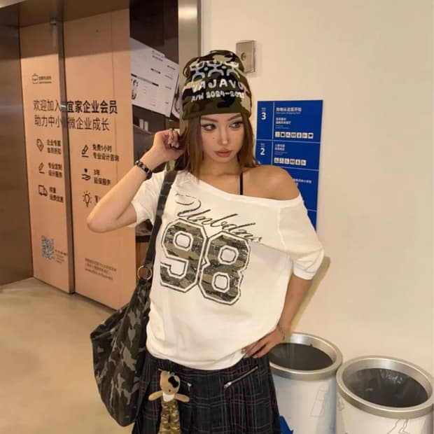 원숄더 카모 레터링 오버핏 반팔티 오프숄더