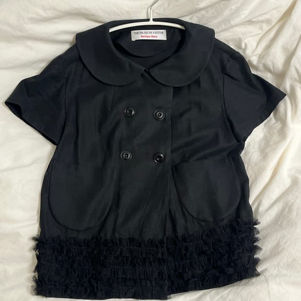 더뮤지엄비지터 더블버튼 러플 블라우스탑 THREE-LAYER RUFFLE