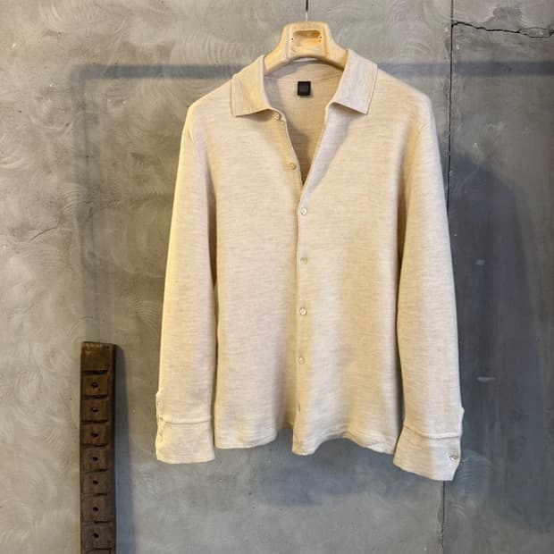 이올로 오픈칼라넥 니트 100