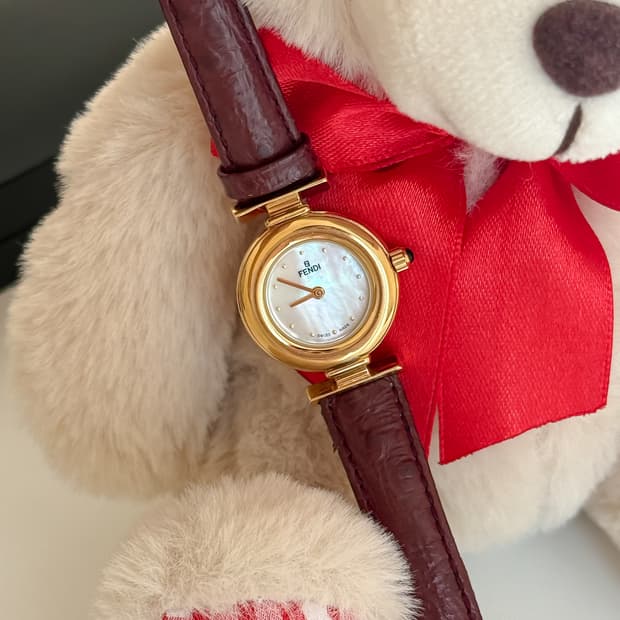 펜디 쉘 다이얼 시계