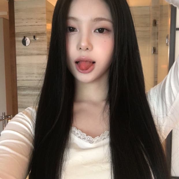 클리시어 러브 인 로지 탑 화이트 롱슬리브 하투하 이안 착용 하츠투하츠