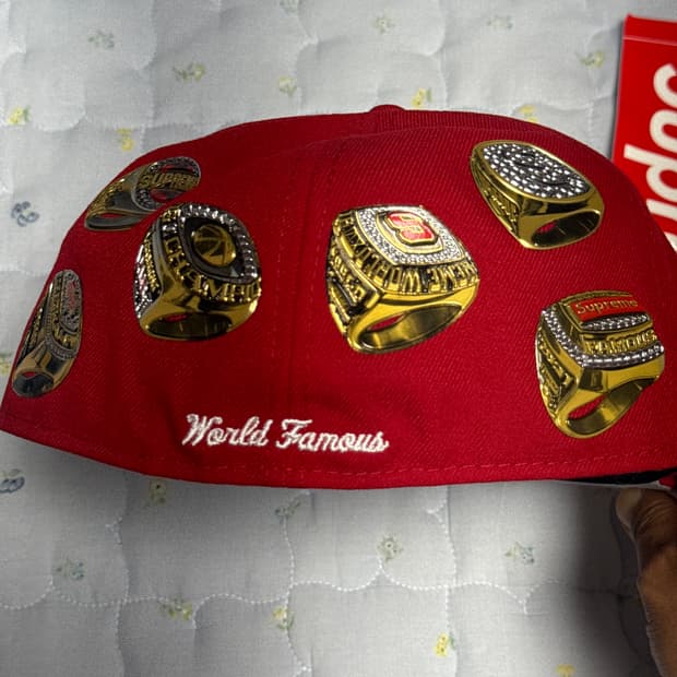 Supreme x New Era Rings Box Logo 캡