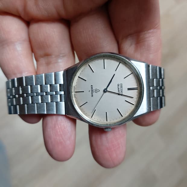 깔끔한 디자인의 세이코 엠블럼 쿼츠 남성용 시계