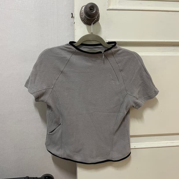 디퍼런트이즈오케이 쿼터 탑 