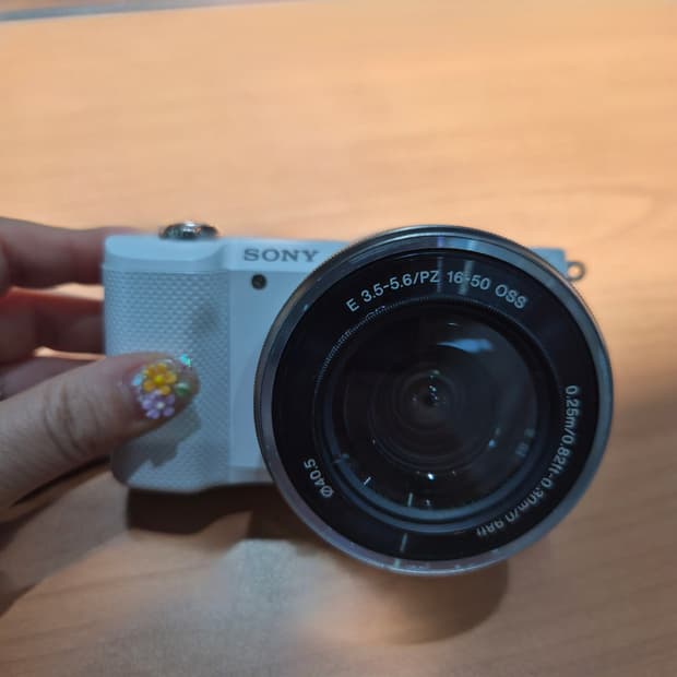 소니A5000 미러리스 카메라 (화이트)