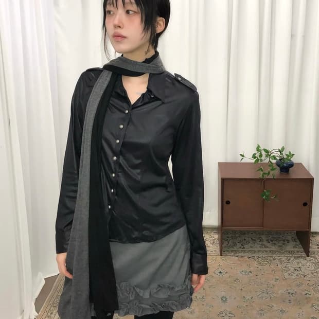 야요이투 yayoituu 블랙 새틴 슬림핏 셔츠