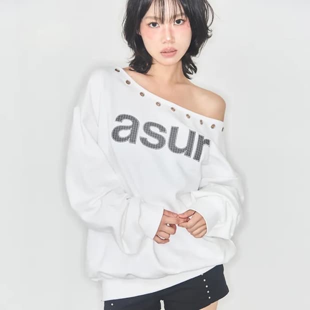 애즈유아 원숄더 맨투맨 화이트