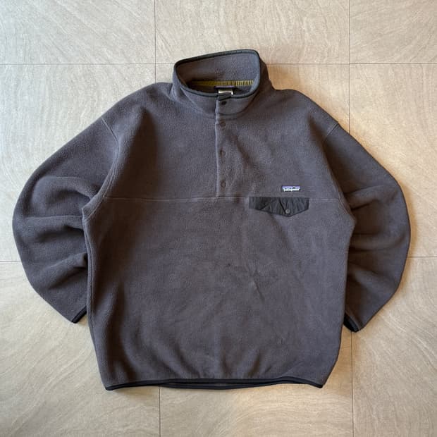 파타고니아 신칠라 다크 그레이 스냅티 