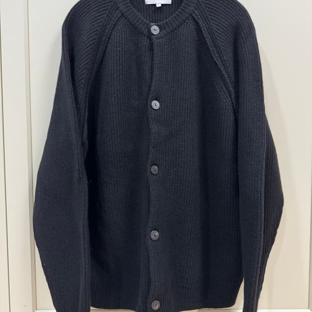 아트이프액츠 라운드넥 가디건