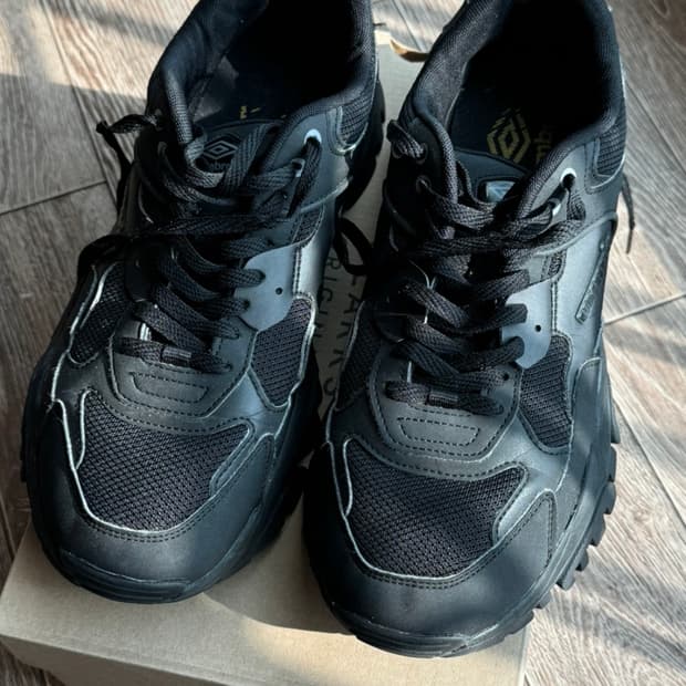 엄브로 블랙 스니커즈280