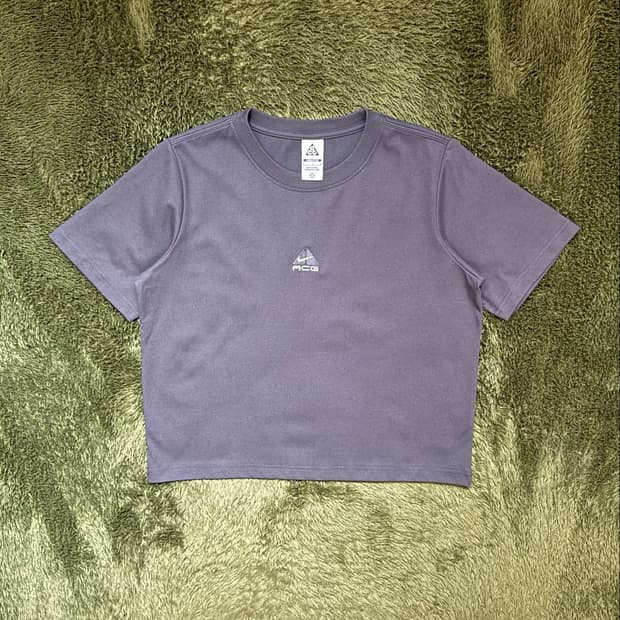[L] 나이키 ACG 우먼스 크롭 렁스 로고 티셔츠 챠콜