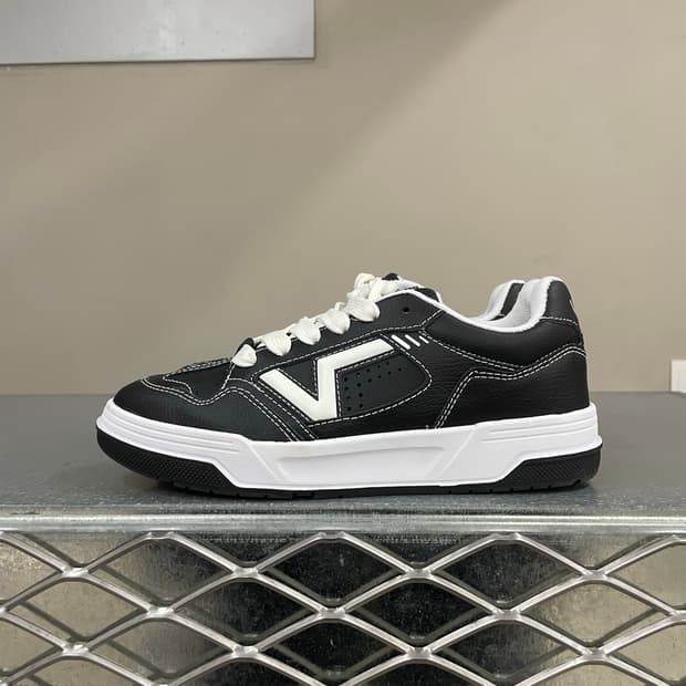 반스 업랜드 블랙 화이트 245